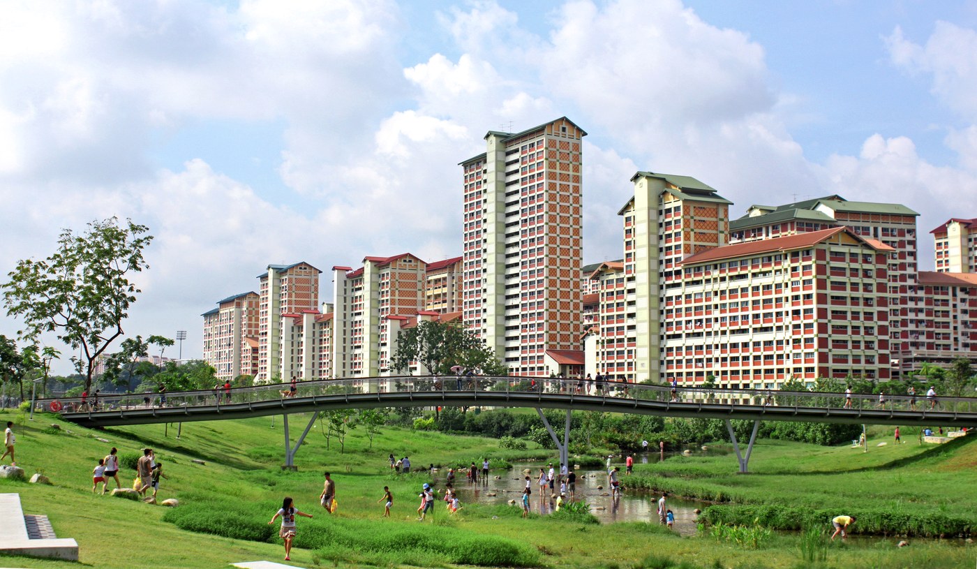 Pedestrian bridge over water in Bishan-Ang Mo Kio Park