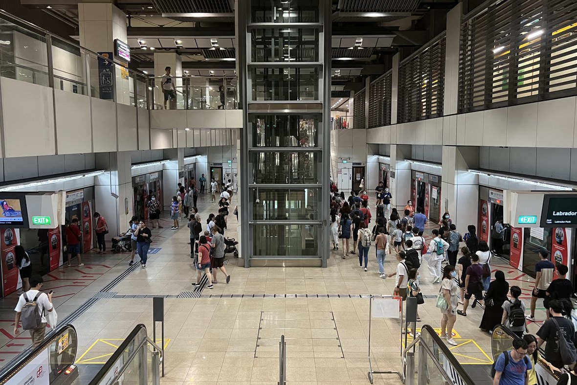 Ang Mo Kio MRT platform